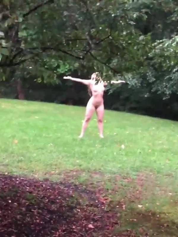 Blonde Mutter Ashley zeigt nackten Striptease und Blowjob mit After