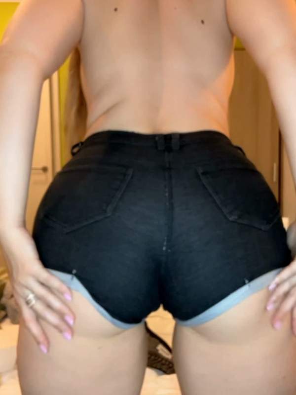 Blonde Amateurin mit großen Brüsten zeigt sich bereit für Sex
