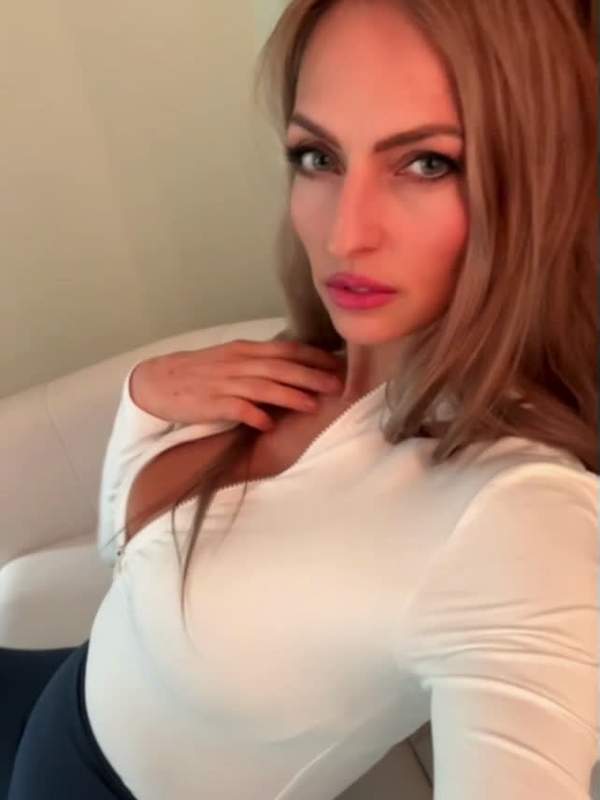 Blonde Mutter zeigt sich solo im Profil