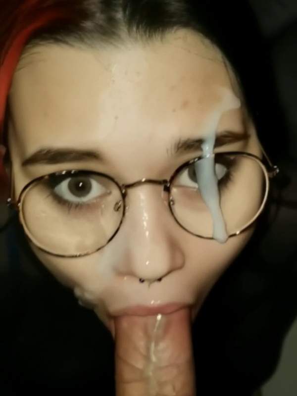 Nette Teenie mit Brille lutscht riesigen Schwanz