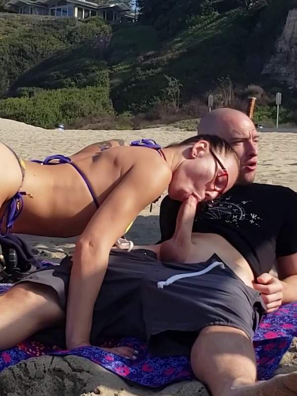 Sie reitet ihn auf dem Strand und bekommt einen Creampie