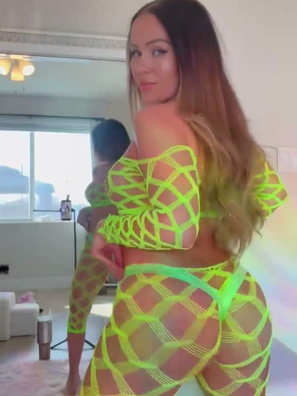 Megan Rain tanzt Solo und bläst ihre Arschlöcher auf.
