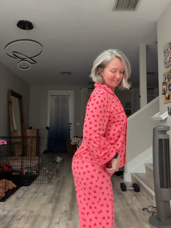 Reife Frau im Pyjama mit grauen Haaren wackelt den Arsch