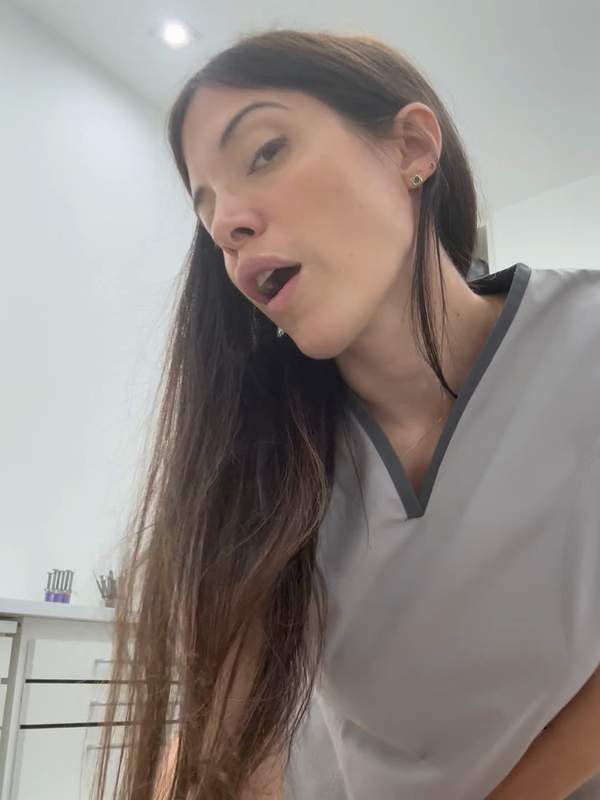 Mutter zeigt Patienten ihre Geschmacksprobe