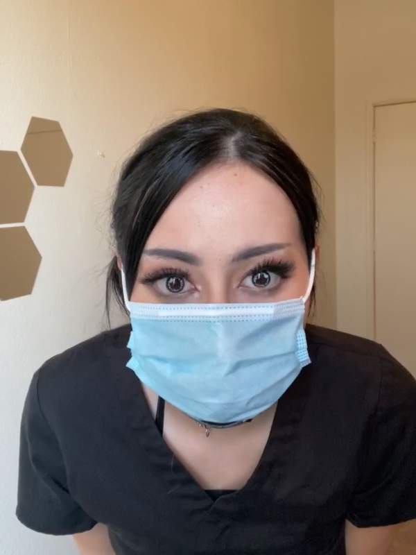 Amateurärztin mit Maske und großen Brüsten
