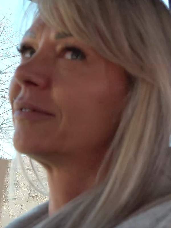 Blonde MILF wird im Bus gefickt und hinterlässt Sperma
