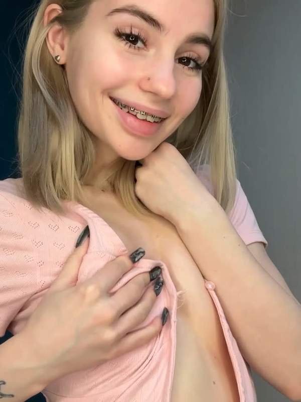 Schlaflose Blondine neckt ihre tätowierten Brüste