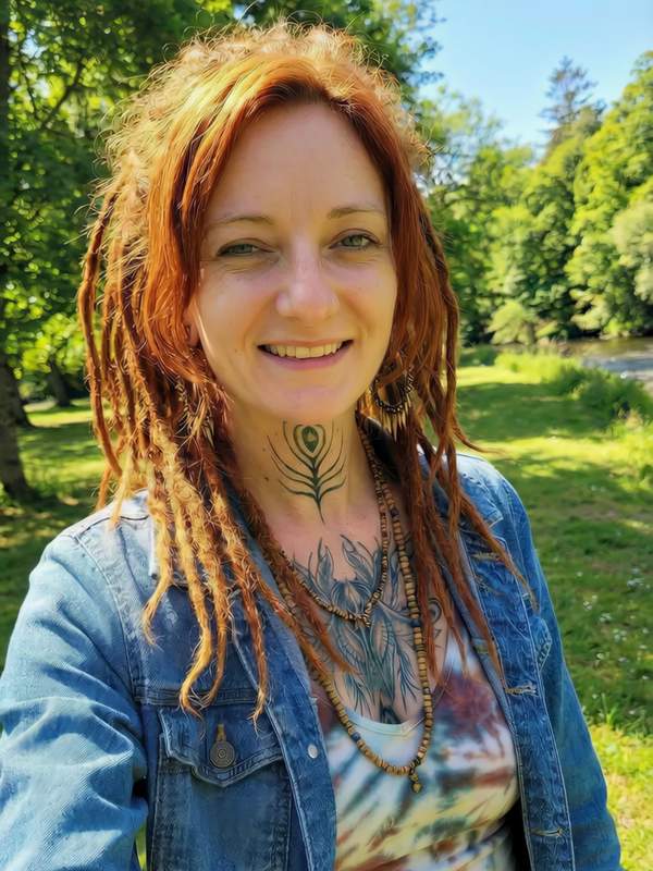 Solo-Dame mit roten Haaren und Zopf neckt draußen