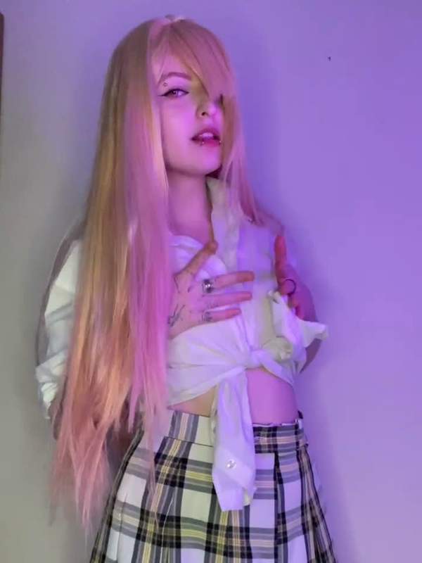 Niedliches Anime-Mädchen mit Tätowierung und Mini-Rock neckt Solo