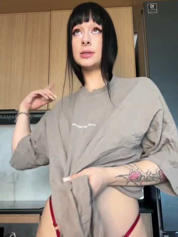 Schöne Frau mit Nippel- und Nasenpiercing zeigt ihre großen Brüste