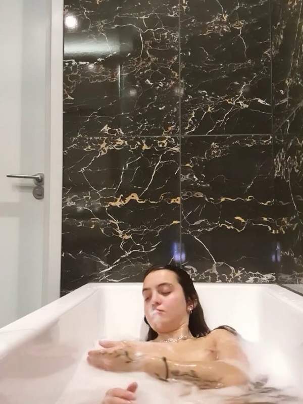 Brünette masturbiert im Badezimmersitz