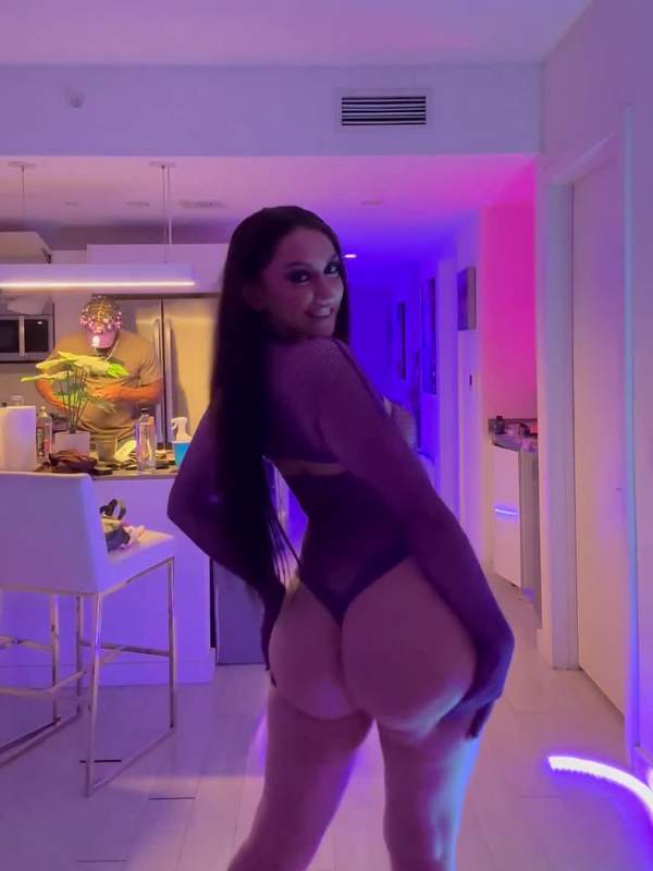 Mandy Muse streift sich nackt und spielt mit Füßen und Arsch