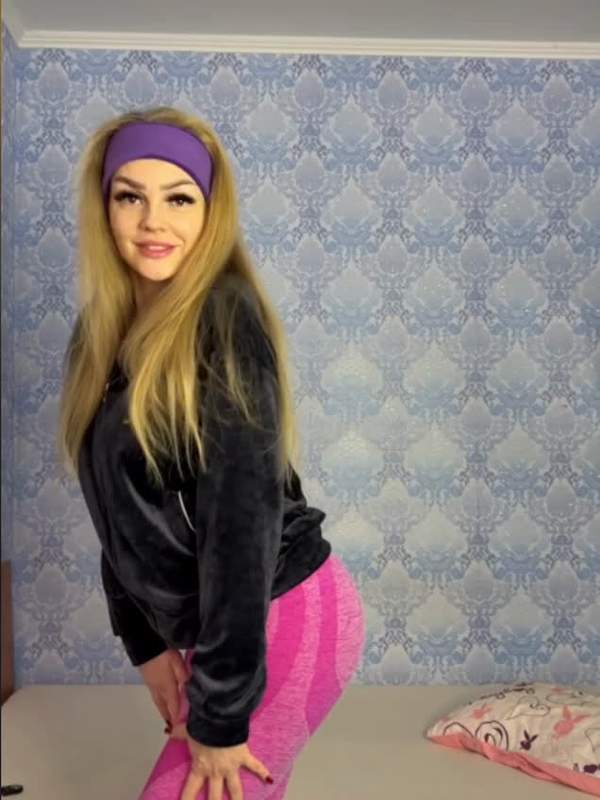 Blonde Mutter zeigt Anal und nasse Muschi