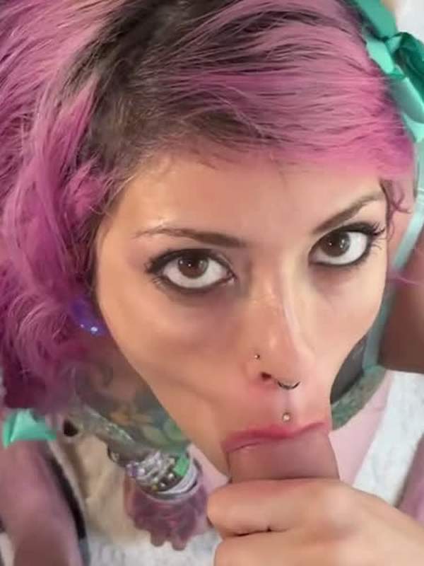 Rosahaarige Emo-Mädchen mit Nasenring lutscht tief in den Penis