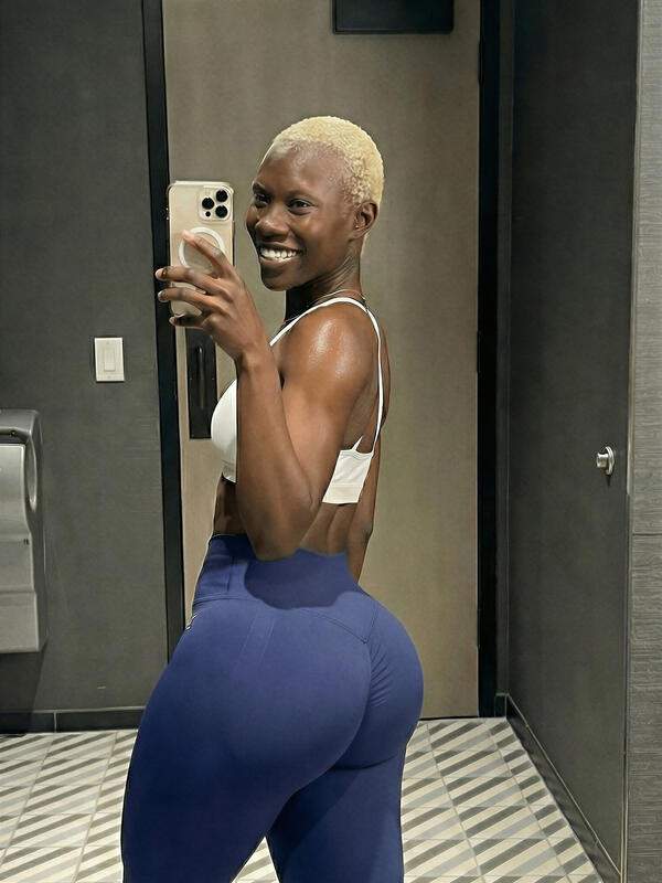 Nackte Frau im Spiegel mit durchsichtiger Leggings