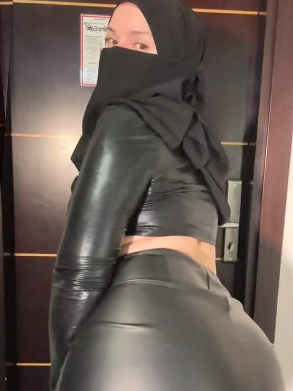 Hijabi mit Lederkleidung und feuchtem Arsch