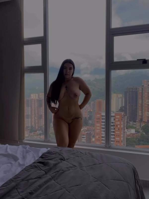 Brünette mit Tätowierung und Nippelpiercing zeigt Camsoda