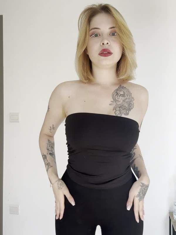 Blonde Amateurin mit Tätowierung zeigt Arsch und große Titten im Solo-Onlyfans-Video