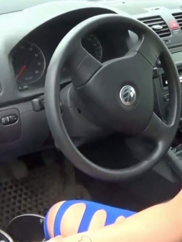 Sie lutscht im Auto öffentlich