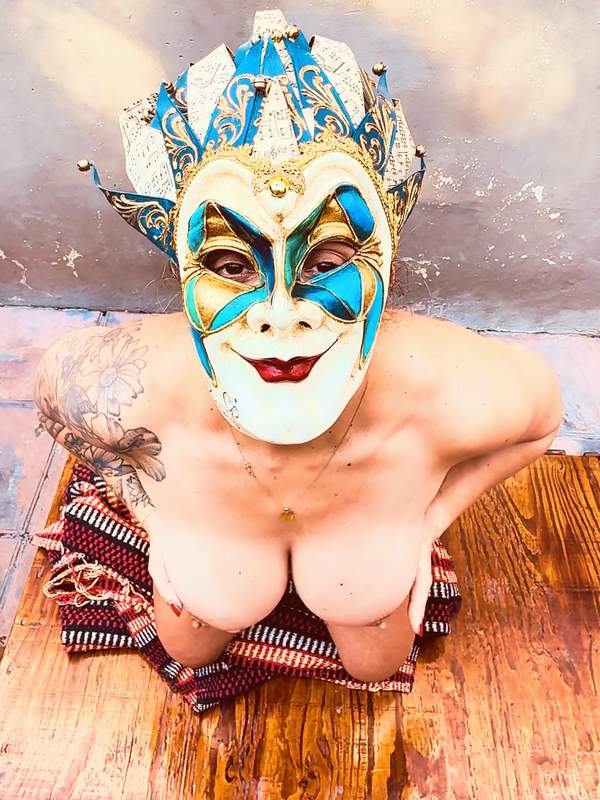 Amateurin mit tätowierter Maske und großen Brüsten
