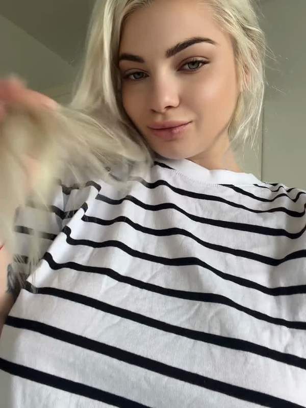 Blonde Amateurin hebt Shirt und zeigt große natürliche Titten