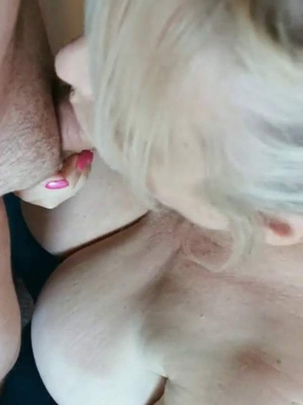 Amateur MILF deepthroating ihre eigenen Brüste