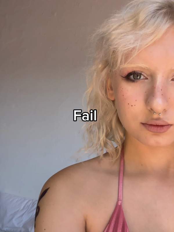 Blonde Amateurin mit großen Brüsten zeigt Fußfetisch in Solo-Szene