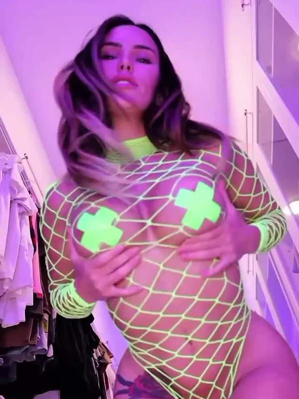 Megan Rain zeigt Solo-Szene mit Twerking und Necken