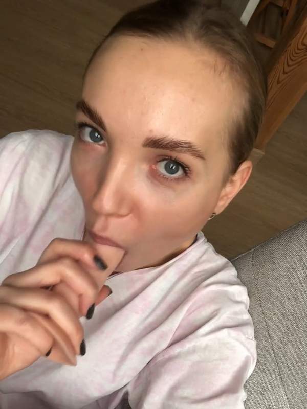 Niedliches Mädchen macht Solo-Szene mit Dildo