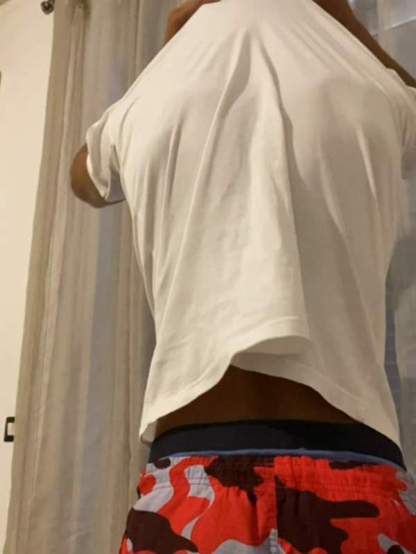 Junge muskulöse Kerle wichsen sich die Schwänze