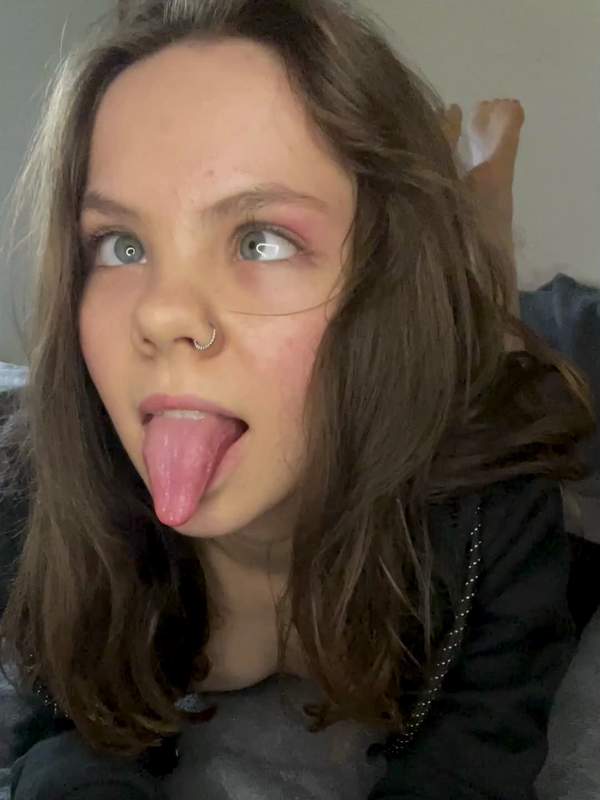 Süßes Mädchen zeigt ihr erstes Ahegao-Gesicht