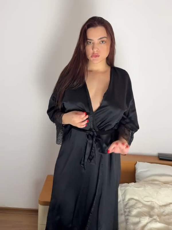 Brünette Amateure mit großen Titten zeigen rasierte Muschi im Solo-Onlyfans-Video