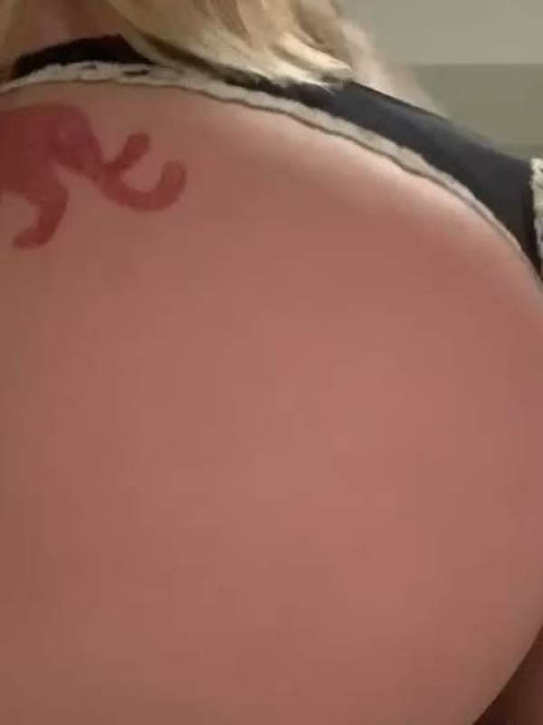 Jana Blondie masturbiert Solo und will tief gefickt werden
