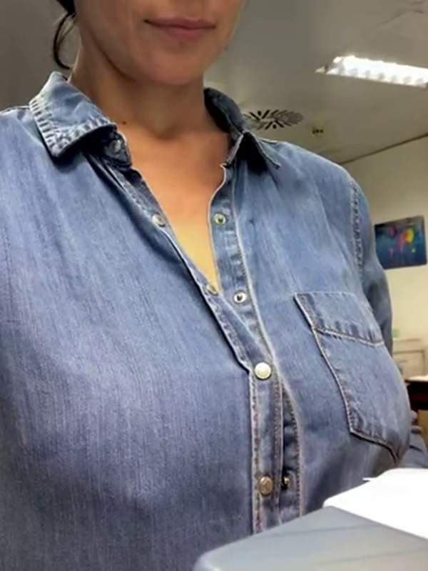 Busty Frau zeigt ihre großen Titten und blinkenden Areolas
