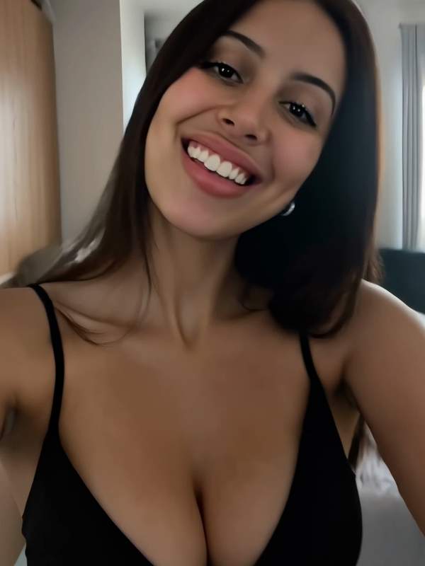 BraAnna1 flirtet im Chat und lässt sich von der Zunge durchsickern