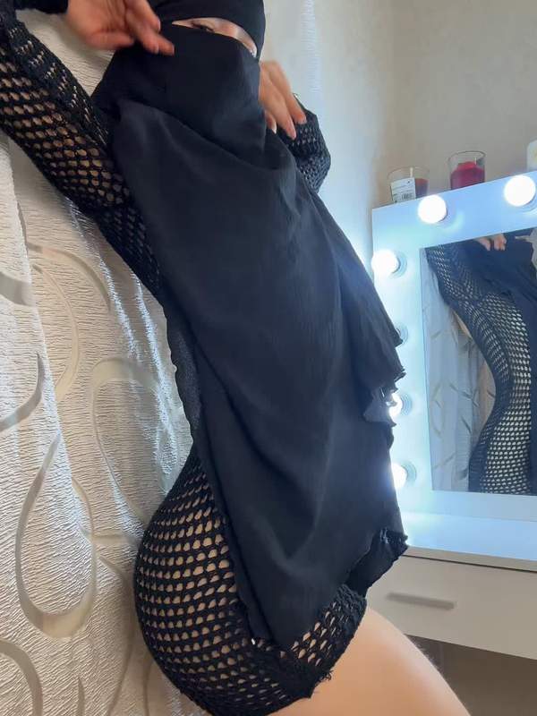 Weich wie ein Frühlingswind - diese zarte Blondine ist die Verkörperung von Schönheit