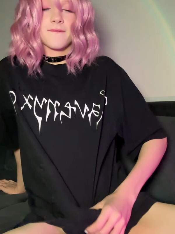 Femboy mit rosa Haaren wischt sich im Fischernetz