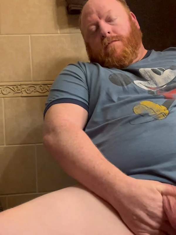 Auf dem Badewanne - er masturbiert