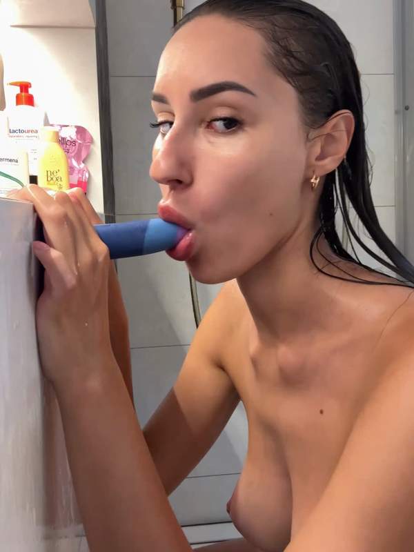 Ich hole mir ein Dildo in der Dusche
