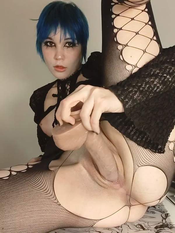 Vera Rooon masturbiert mit Dildo im Fischnetz
