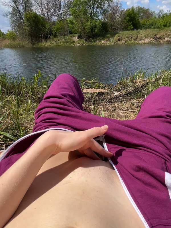 Riverside zeigt sich draußen in dünnen Sweatpants und neckt sich selbst.
