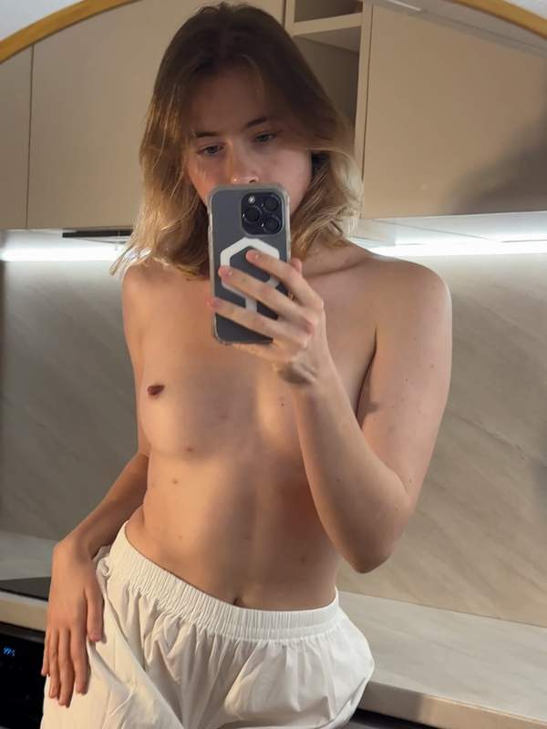 Blonde Amateurin zeigt sich im Spiegel beim Solo