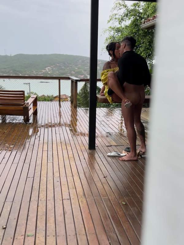 Junge Ehefrau masturbiert im Doggystyle auf der Veranda