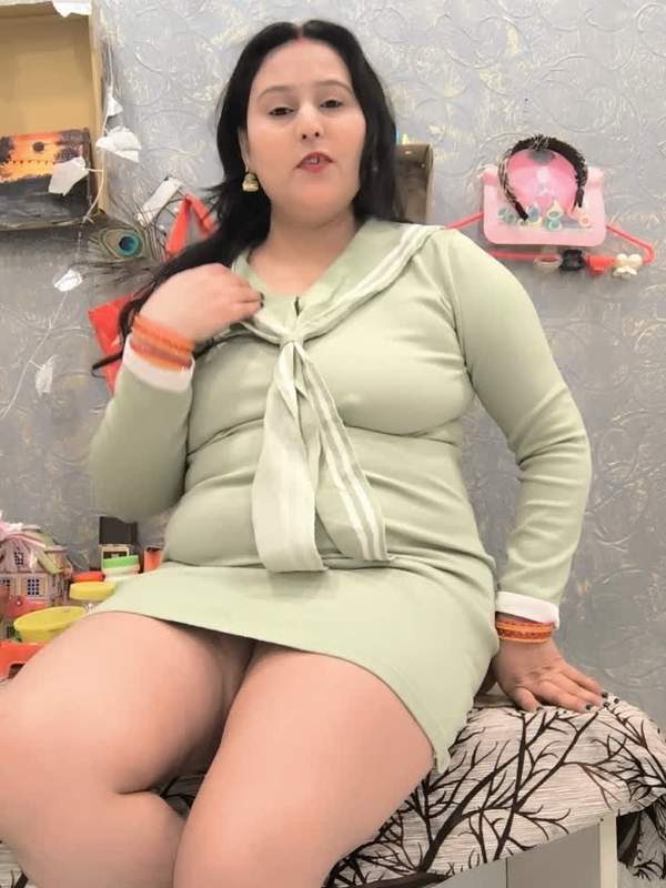 Mollige Frau aus Indien mit Socken und Arsch