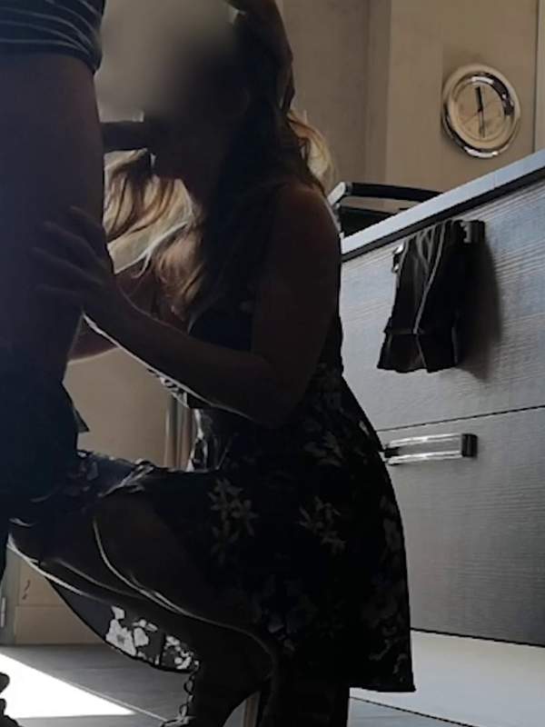 Brünette MILF lutscht Cock und wird im Küchenbereich hart gefickt
