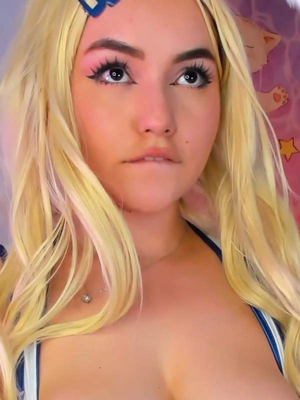 Lateinamerikanische Blonde zeigt ihre großen natürlichen Titten