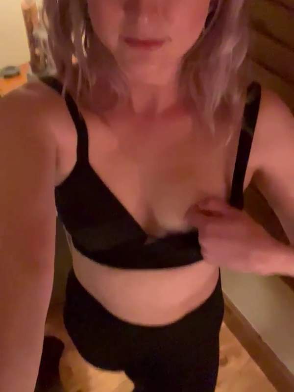 Blonde Amateurin zeigt ihre Titten und masturbiert
