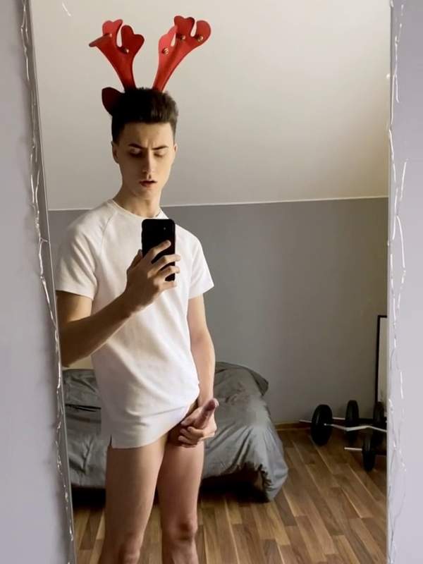 Junger Schwuler masturbiert vor dem Spiegel