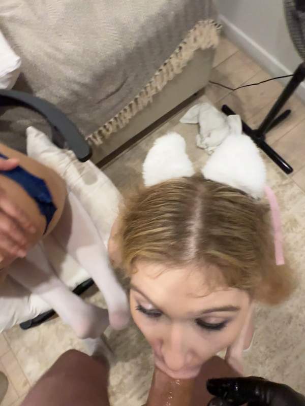 Blonde Frau im Spiderman-Kostüm fickt Mann im Doggystyle