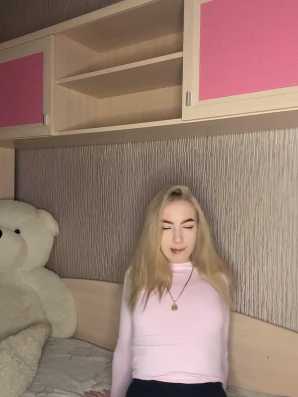 Blonde Amateur zeigt Arsch und wärmt Raum